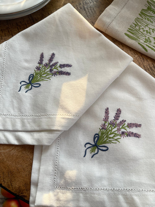 Creamy White Napkins, left: Dark Lavendel, right: Light Lavendel